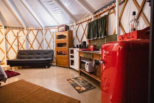 Ruang duduk di Yurt, romântico e luxuoso, natureza e cachoeiras