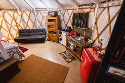 Ruang duduk di Yurt, romântico e luxuoso, natureza e cachoeiras