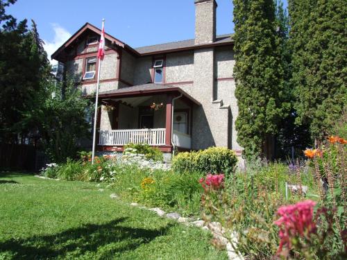 uma casa com um jardim em frente em Stirling House em Kelowna