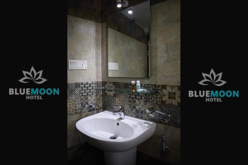 a bathroom with a sink and a mirror at Blue Moon Hotel in Nuwara Eliya