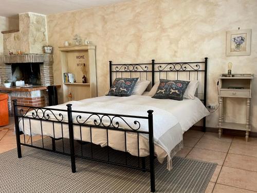 Un dormitorio con una gran cama negra con almohadas en Home Sweet Home, en Gallicano nel Lazio