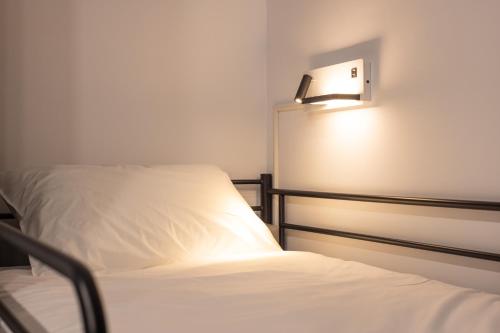Una cama o camas en una habitación de Nice Hostel