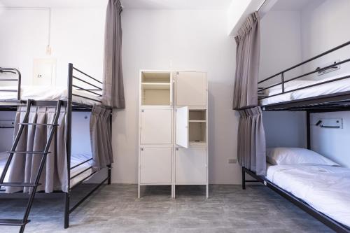 Una cama o camas en una habitación de Nice Hostel