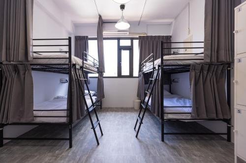 מיטה או מיטות קומותיים בחדר ב-Nice Hostel