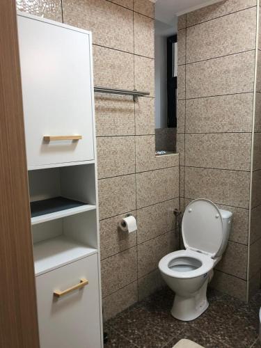 a small bathroom with a toilet and a shower at Studio Turquoise - Eforie Nord in Eforie Nord