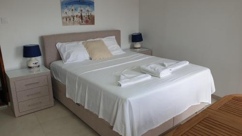 En eller flere senge i et værelse på ARTIST`S HOUSE Baška