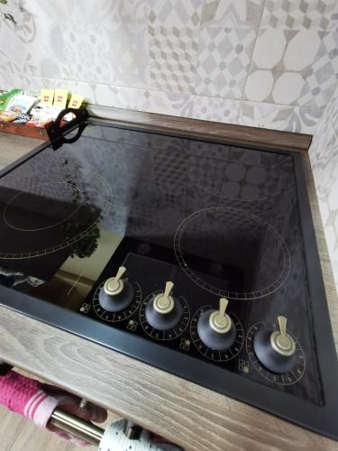a stove top with three dials in a drawer at Sindy Wooden Apartments in Mavrovo