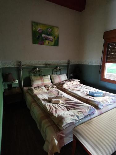 two twin beds in a room at Sindy Wooden Apartments in Mavrovo