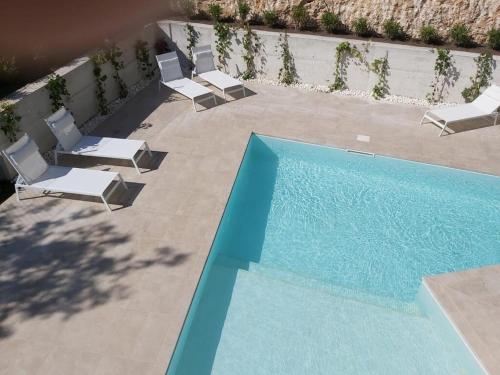 una vista aérea de una piscina con tumbonas en Apartment 1B with pool , 150 meters Canyamel Beach, en Capdepera