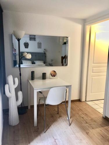 - un bureau blanc avec une chaise dans la chambre dans l'établissement New Duplex de charme au pied de la Cathédrale Carré d'or, à Strasbourg