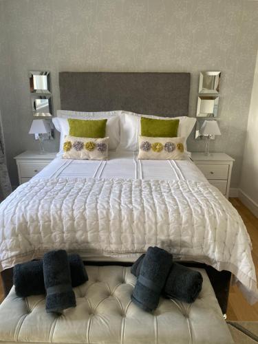 Flashader的住宿－Dandelion No2，一张白色的大床,配有白色的被子和一张沙发