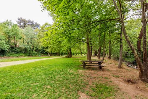 Ein Garten an der Unterkunft Villa Acropolis Serres With Parking Next to Center