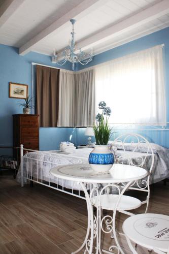 a bedroom with a bed and a table and a window at B&B Villa Lilla spiaggia inclusa e bici gratuite a San Benedetto del Tronto Camere con terrazzo e Colazione inclusa in San Benedetto del Tronto