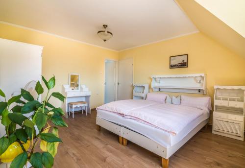 Postel nebo postele na pokoji v ubytování Nemes Apartmanház