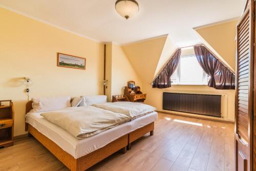 Postel nebo postele na pokoji v ubytování Nemes Apartmanház