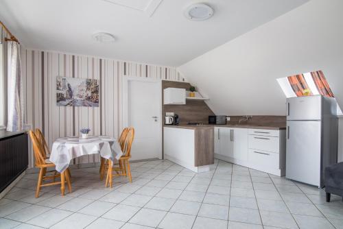Kuchyň nebo kuchyňský kout v ubytování Nemes Apartmanház