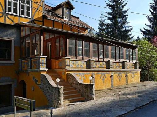 un gran edificio con escaleras delante en Exclusive apartment in an art nouveau villa, en Großschirma