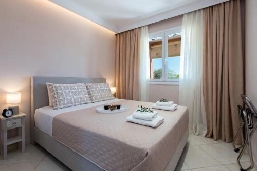 a bedroom with a bed with towels on it at Lia's Home One in Mantoúkion