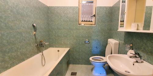 een badkamer met een bad, een toilet en een wastafel bij Karla's holiday home in Debeljak