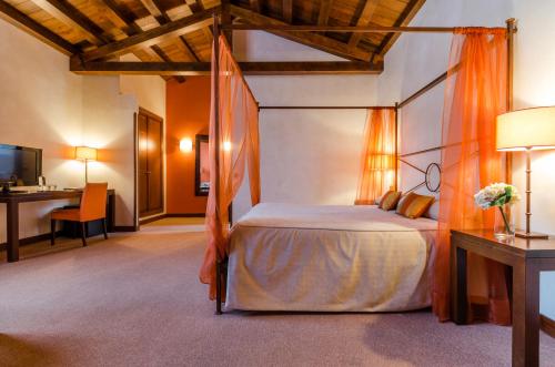 A bed or beds in a room at Palacio San Facundo
