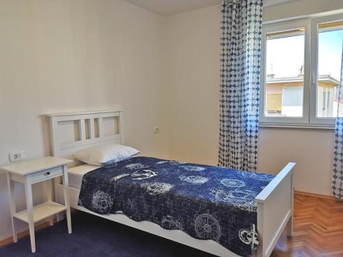 - une chambre avec un lit, une table et une fenêtre dans l'établissement Monty Suite, à Rijeka