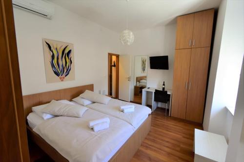Postel nebo postele na pokoji v ubytování Marmontova Luxury Rooms
