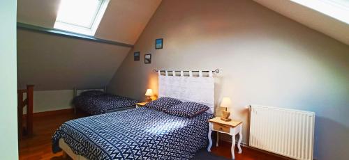 - une chambre avec 2 lits jumeaux et une fenêtre dans l'établissement L'Anse Rouge, vue sur le port, à Saint-Valery-sur-Somme