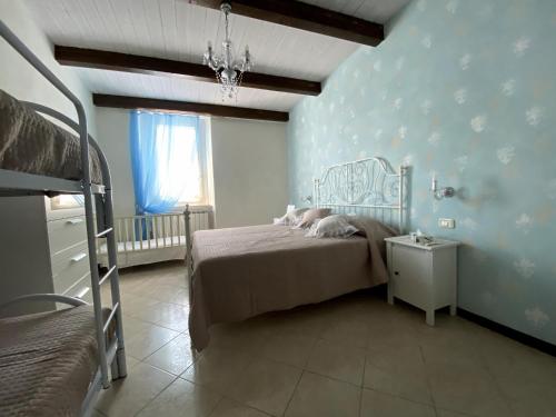 ein Schlafzimmer mit einem Bett, einem Fenster und einem Etagenbett in der Unterkunft B&B Vittorio Emanuele in San Benedetto del Tronto