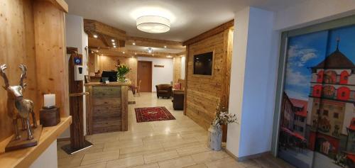 a room with a hallway with at Hotel Oberwirt Wangen in Wangen im Allgäu