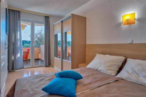 Ένα ή περισσότερα κρεβάτια σε δωμάτιο στο Apartman Lux