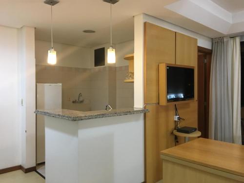 eine Küche mit Spüle und Arbeitsplatte in der Unterkunft Apartamento Beverly Hills Studio in Porto Alegre