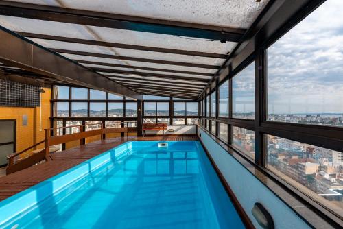 ein Pool auf dem Dach eines Gebäudes in der Unterkunft Apartamento Beverly Hills Studio in Porto Alegre