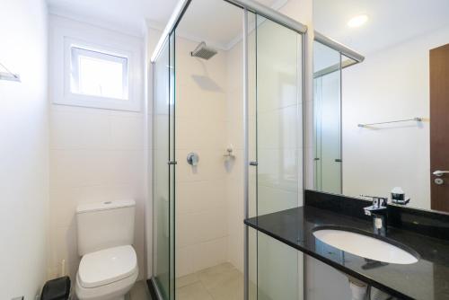 ein Badezimmer mit Waschbecken und Toilette in der Unterkunft Apartamento perfeito Pueblo 595 in Porto Alegre