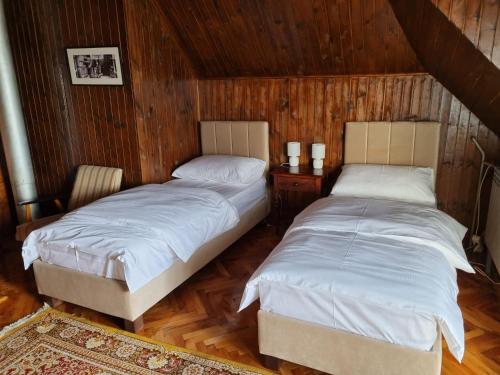 Un pat sau paturi într-o cameră la Tekija-Apartmani