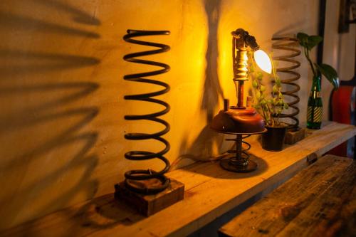 a wooden shelf with a lamp on a table at Pura Vida Mae YerbaBuena in Yerba Buena