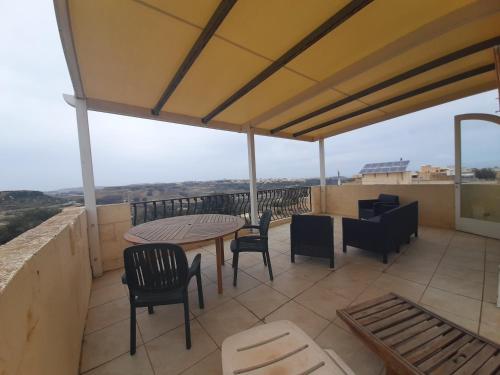 Un balcón o terraza en In-Nuffara Farmhouse, Nadur Gozo