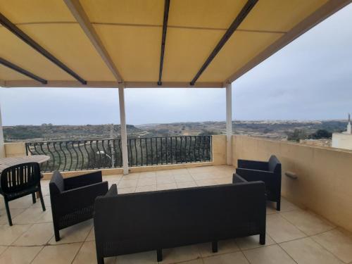 Un balcón o terraza en In-Nuffara Farmhouse, Nadur Gozo