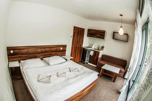 カールスボリにあるLuxusní horský apartmán přímo u sjezdovky Koutyのベッドルーム(大きな白いベッド1台、椅子付)