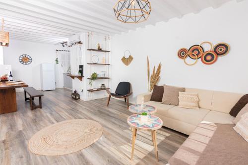 ein Wohnzimmer mit einem Sofa und einem Tisch in der Unterkunft Whitelist Loft in Mykonos Town in Megali Ammos