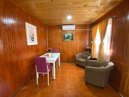 una sala da pranzo con un tavolo e sedie viola di Depto N°2 Temuco Centro a Temuco