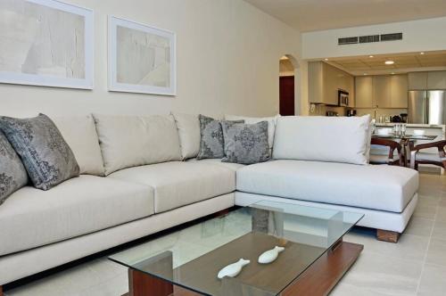 Χώρος καθιστικού στο 2 Bed 2Bth, Playa Royale 2507, Free WIFI