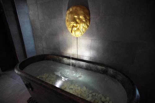 a bath tub filled with rocks in a bathroom at Relais Paradiso Resort & Spa in Gualdo Cattaneo