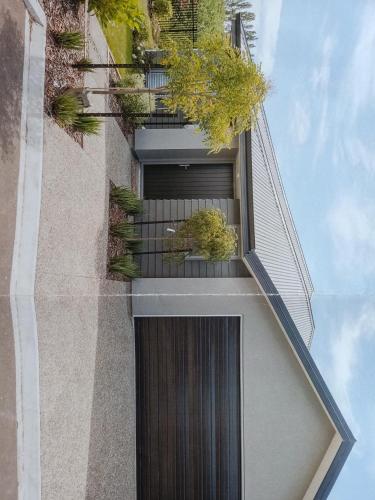 un edificio con una puerta con plantas. en Richmond, Nelson 3brm New Home, en Richmond