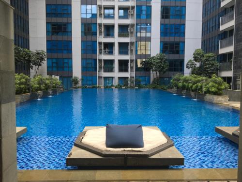 Poolen vid eller i närheten av Luxury 2 BR Condo at Casa Grande Residence - Kasablanka Mall