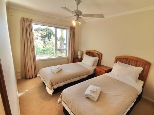 เตียงในห้องที่ Kimberley Two - Nelson Waterfront Apartment