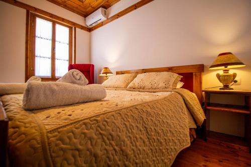 a bedroom with a bed and a window at Hotel Bebej Tradicional in Gjirokastër