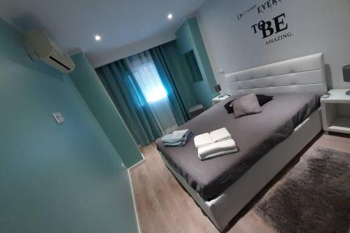 מיטה או מיטות בחדר ב-Cosy Apartment