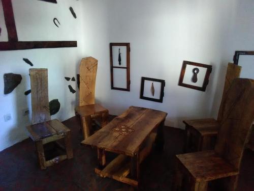 a room with a wooden table and two chairs at Apartmani Pinkum in Veliko Gradište