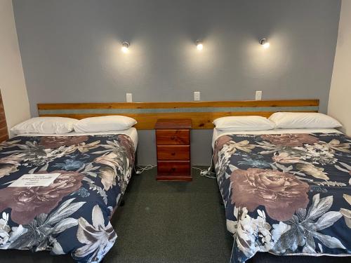 Camperdown Cascade Motelにあるベッド