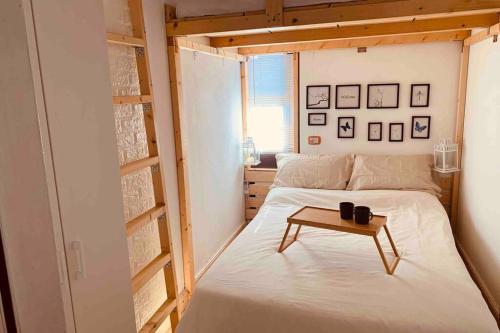 Un dormitorio con una cama con una mesa. en Malavoglia Suite 18, en Aci Castello